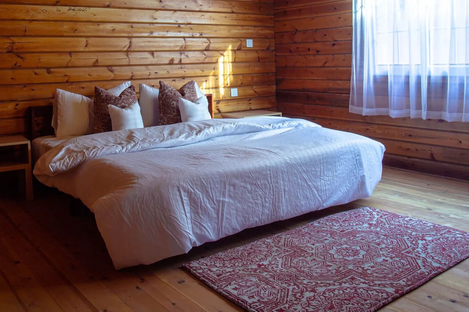 Aile odasında çift kişilik yatak ve kilim