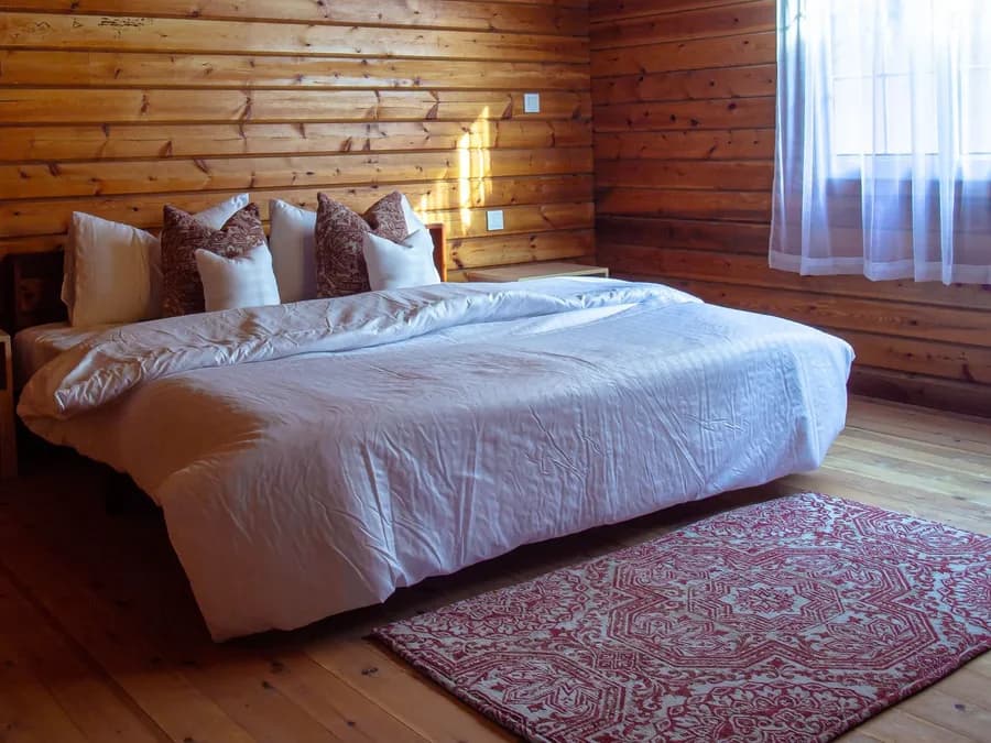 Aile odasında çift kişilik yatak ve kilim