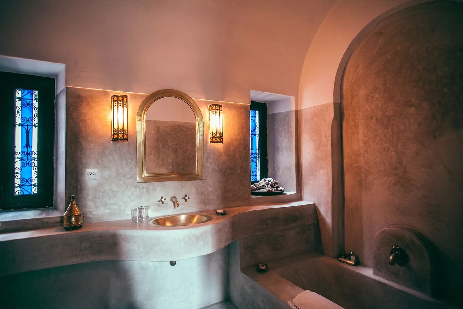 Kemerli nişi ve bakır lavabosuyla hamam tarzı banyo