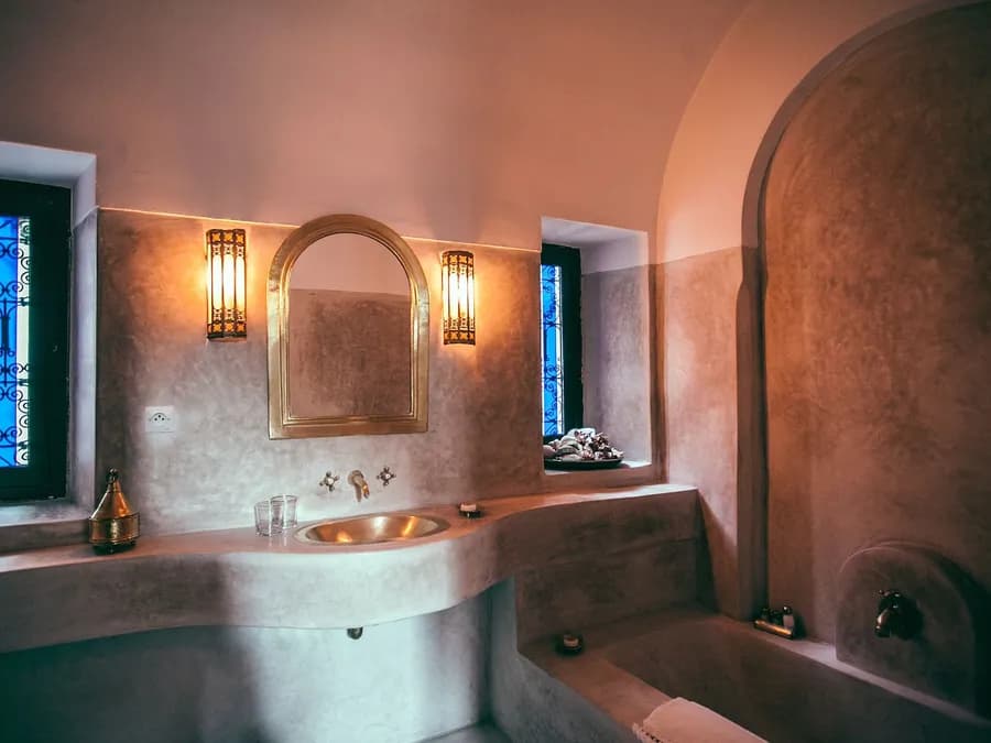 Kemerli nişi ve bakır lavabosuyla hamam tarzı banyo