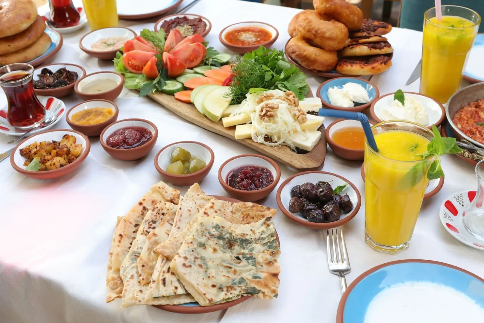 Gözleme, peynir, zeytin ve çayla serpme kahvaltı