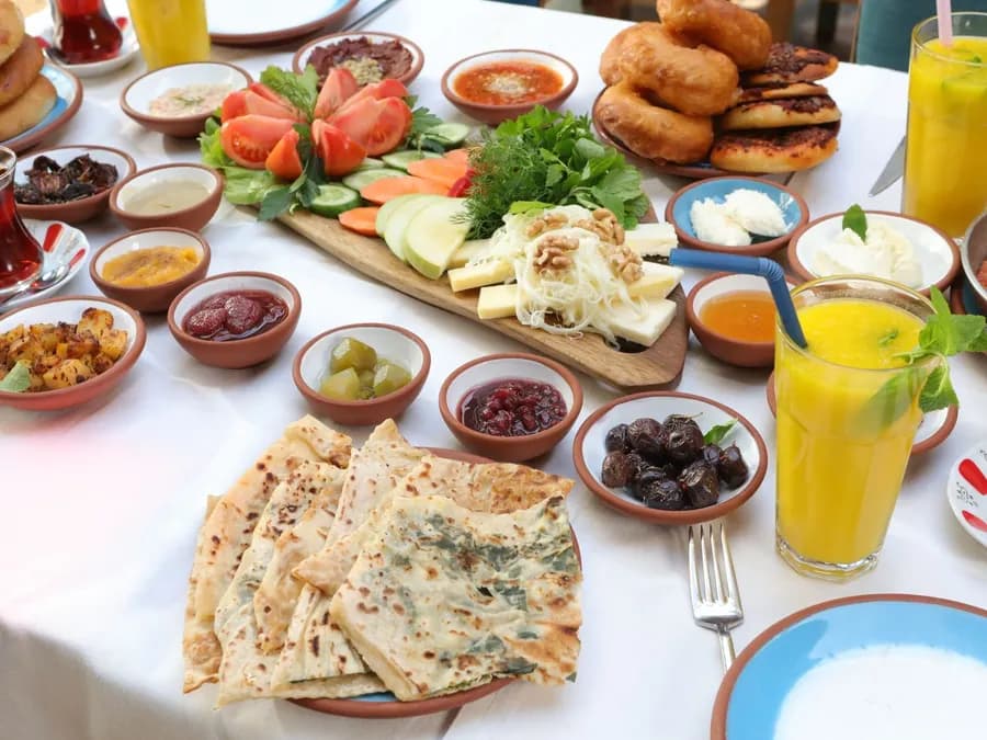 Gözleme, peynir, zeytin ve çayla serpme kahvaltı
