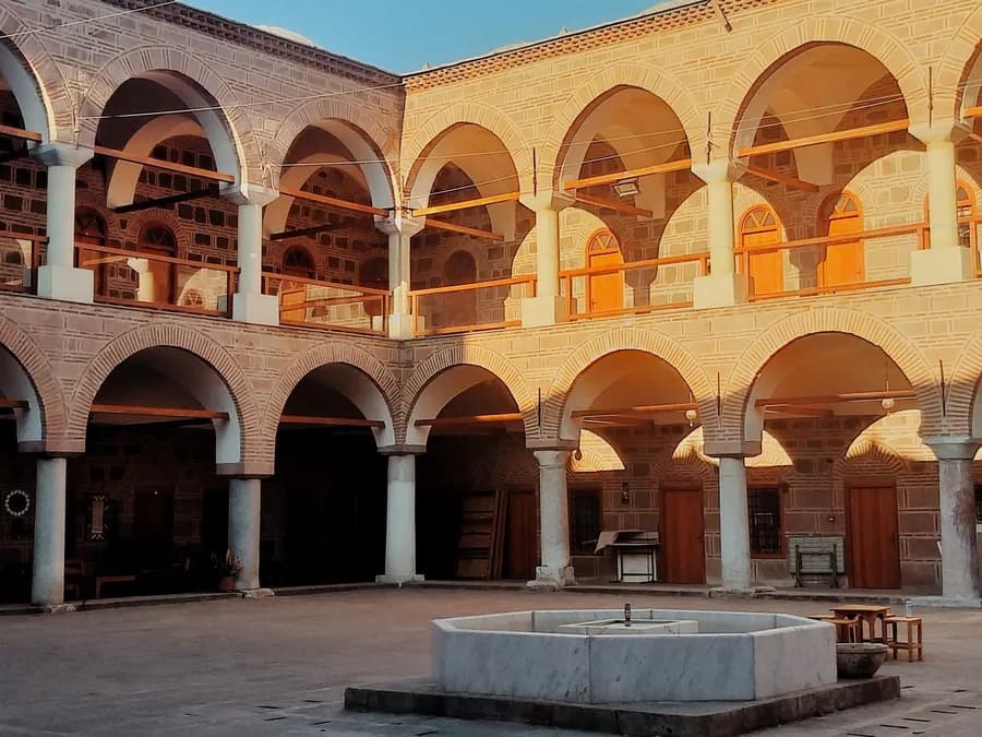 İki katlı kemerli revaklar ve şadırvanlı tarihi avlu