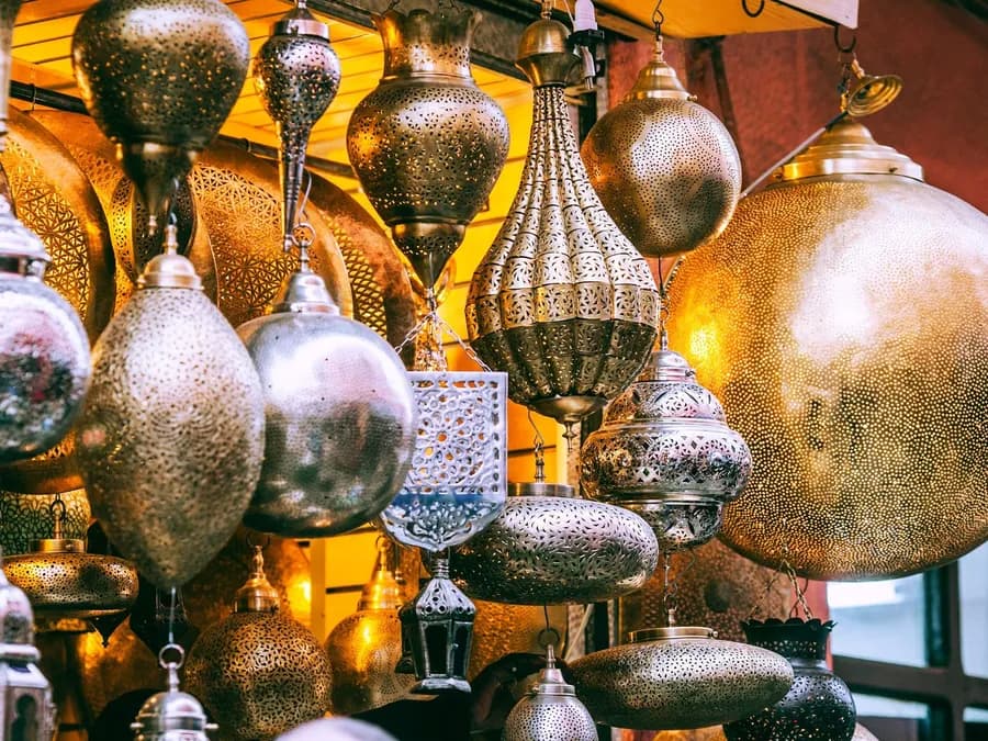 Pirinç ve bakır fenerlerin sıcak ışığı