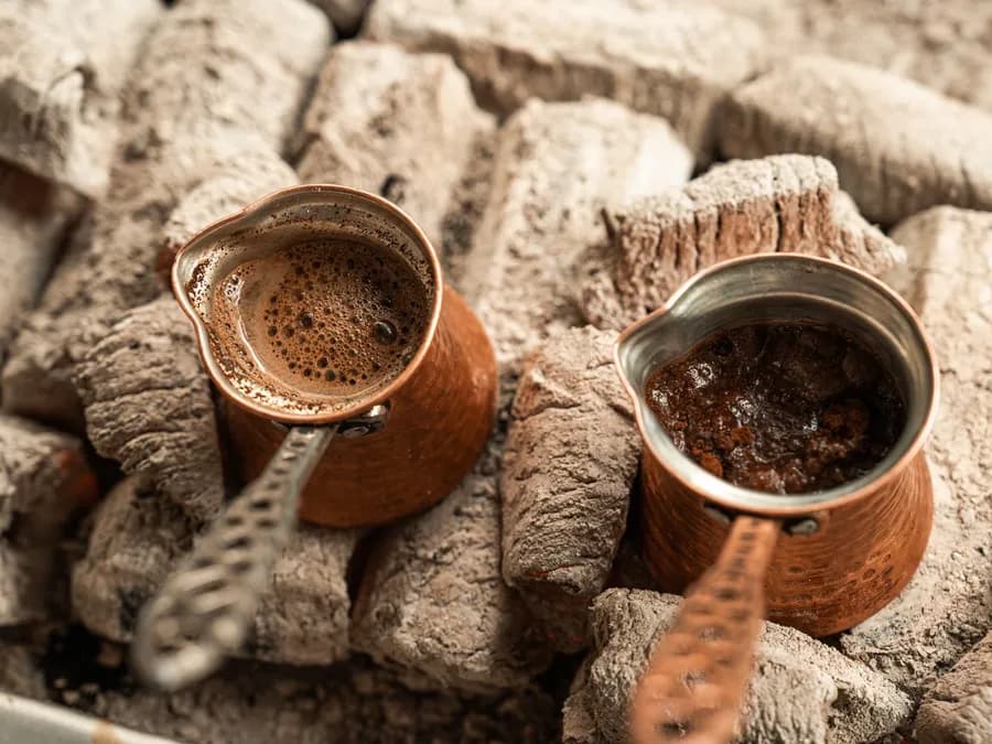 Közde pişen bakır cezvelerde Türk kahvesi