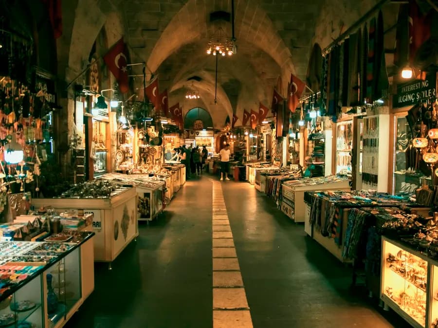 Gaziantep'te tarihi çarşıda bakır ürünler