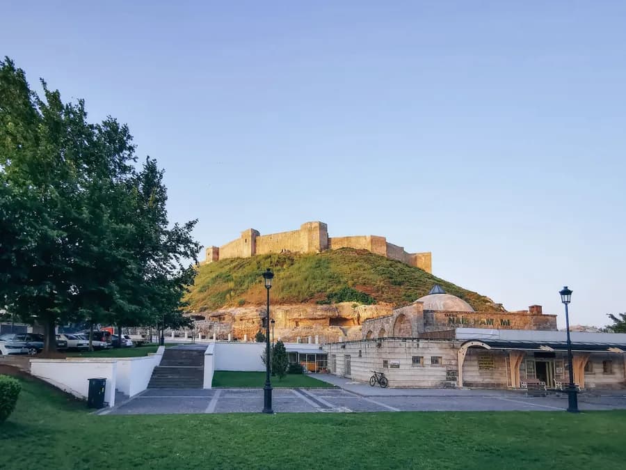 Höyük üzerinde yükselen Gaziantep Kalesi