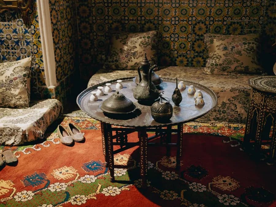 Bakır sini, kilim ve minderlerle geleneksel sedir köşesi