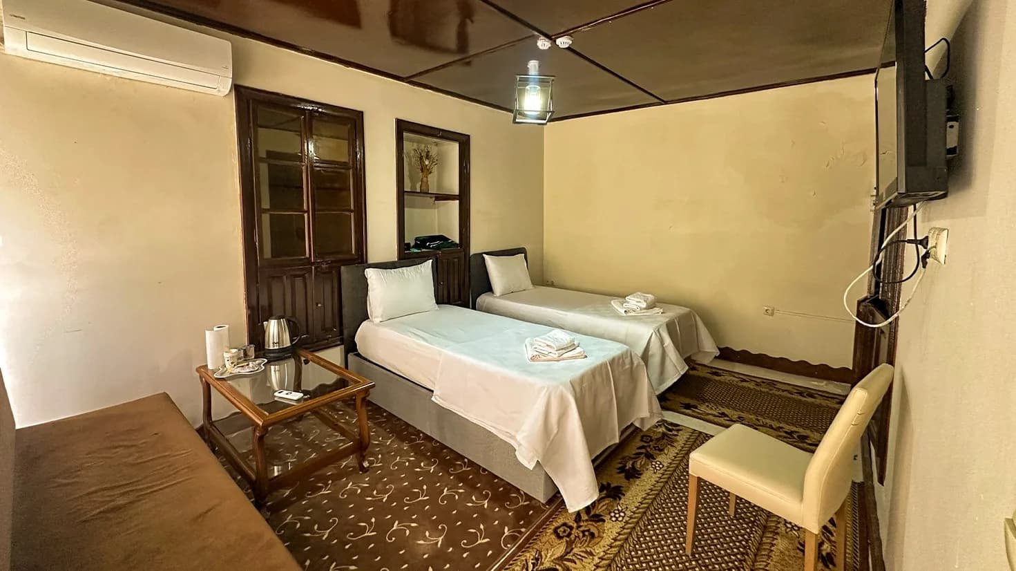 Sedir Room: two single beds, a sedir bench and TV
