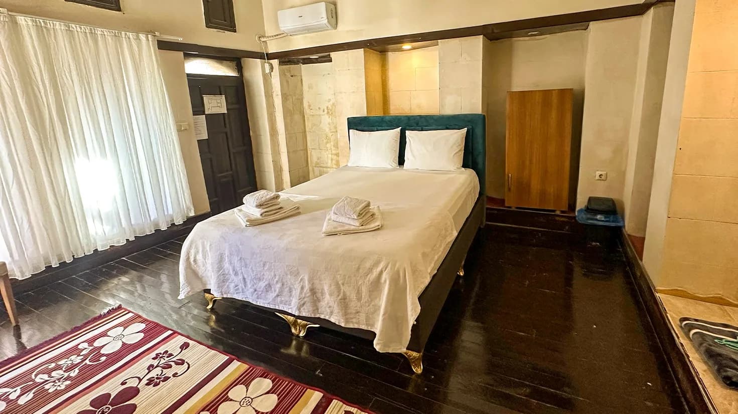 Stone Niche Room: double bed and wooden floor